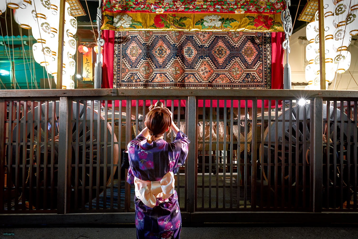 10_祇園祭浴衣で撮影する女性_MPA_0885